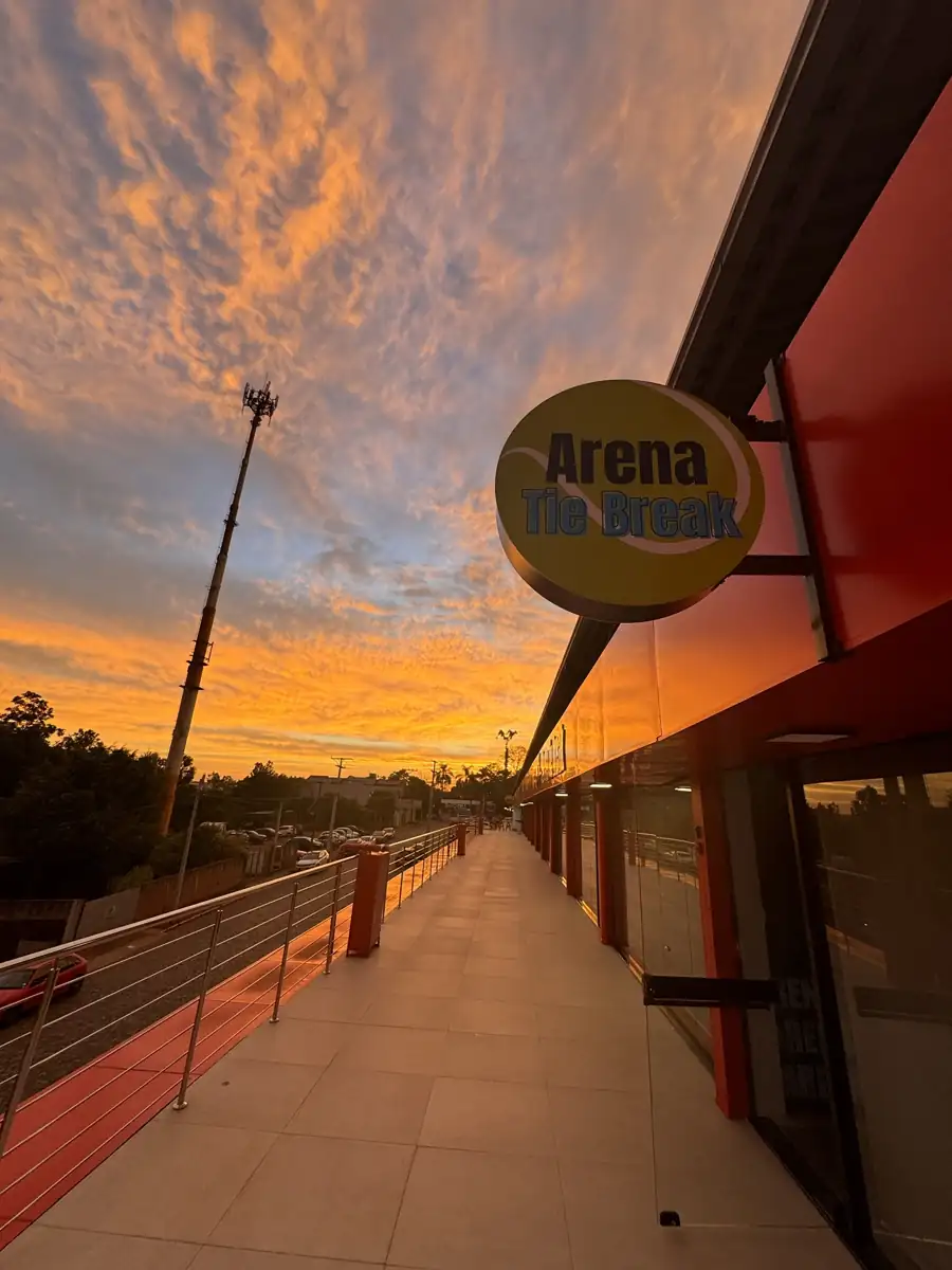 Placa redonda da Arena Tie Break no terraço ao pôr do sol